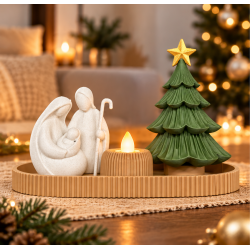 Presépio acolhedor com árvore de Natal e vela.