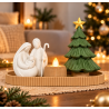 Presépio acolhedor com árvore de Natal e vela.